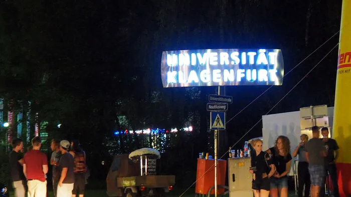 Am Freitag startete das zweitägige Uni-Straßenfest vor der Klagenfurter Uni um 20 Uhr. Bei Einsetzen der Dunkelheit stellten sich die ersten Besucher ein.
