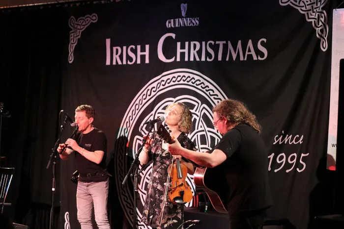 Das Familien-Ensemble THE MOYNIHANS war in den 1990-ern mit ihrer damaligen Band "Calico" wegweisend. DIARMAID MOYNIHAN (Dudelsack) DEIRDRE MOYNIHAN (Geige, Gesang) und DONNCHA MOYNIHAN (Gitarre) zählen zu den wichtigsten Musikern der Insel.Diarmaid Moynihans Kompositionen gehören zum fixen Repertoire von Größen des Genres wie Lunasa, Flook, Mike McGoldrick usw. Deirdre Moynihan ist eine der renomiertesten Opern- und Kammermusiksängerinnen der Klassik-Szene.Neben seinem Wirken als Gitarrist konnte sich Donncha Moynihan vor allem mit seinem "The Rise Studio" international etablieren, in dem Kunden aus allen Musik-Bereichen wie die Salzburger Festspiele (!), The Chieftains, Donal Lunny, Uri Caine oder Imelda May (4 x Nr.1 in den irischen Charts) gespielt haben.