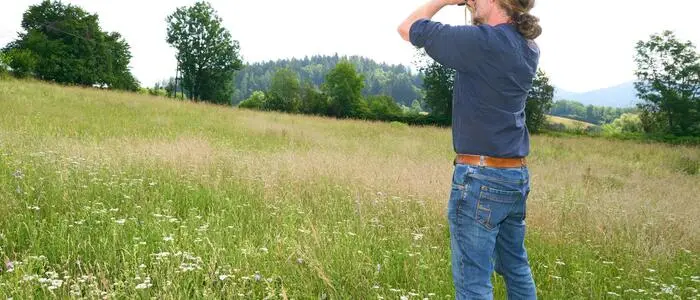 Landwirt Gerhard Aichwalder auf einer seiner Biodiversitätsflächen. Er beobachtet Tiere, die dort ihren Lebensraum haben