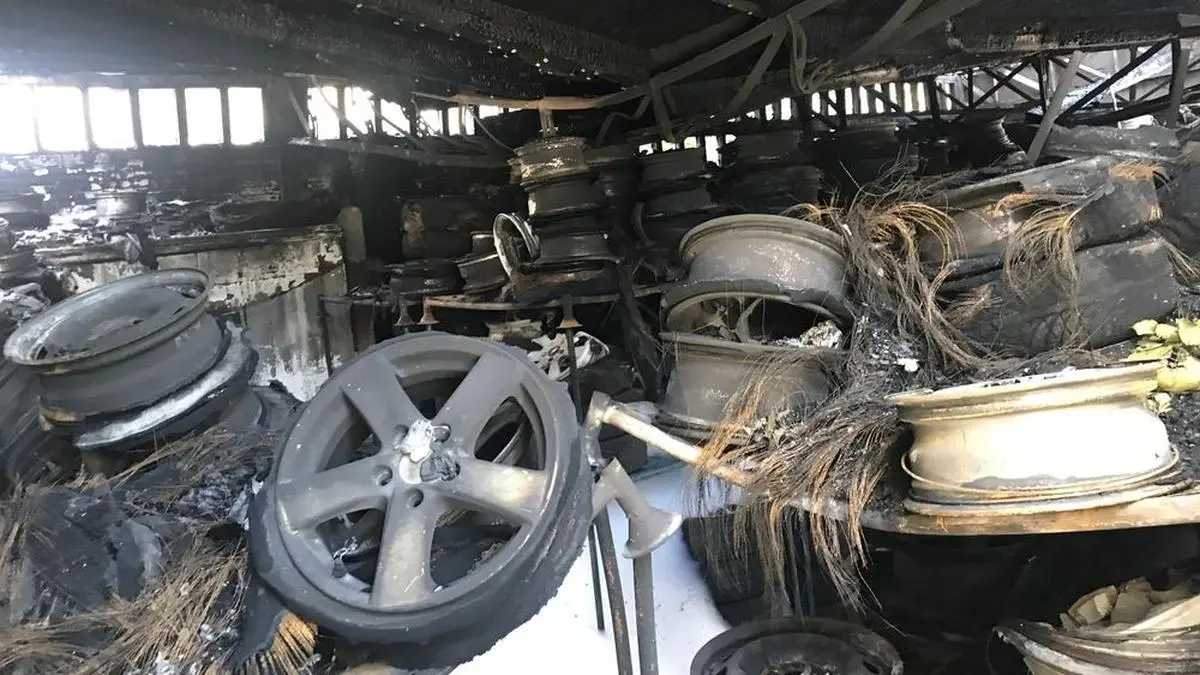 Dieses Reifenlager stand in Vollbrand