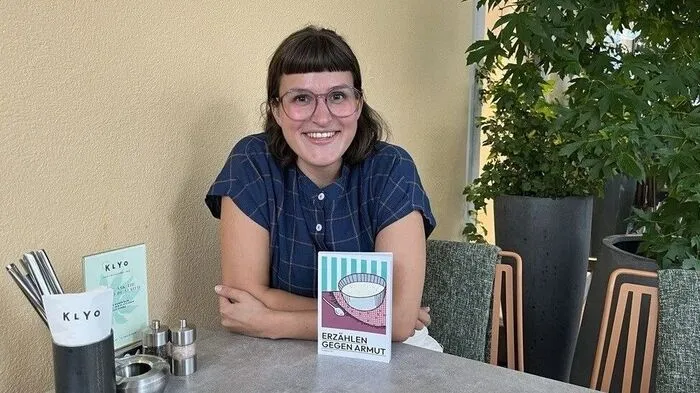 Herausgeberin Lisa Höllebauer mit ihrem Herzensprojekt „Erzählen gegen Armut“