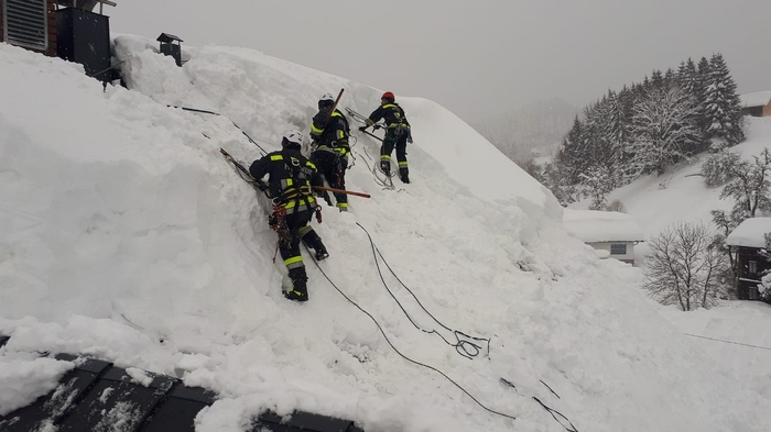 54 Mann mit 14 Fahrzeugen von 16 Feuerwehren des Bereichsverbandes Deutschlandsberg rückten zum Hilfseinsatz ins schneegeplagte Ausseerland aus. Aus dem Bezirk Leibnitz waren fast 70 Einsatzkräfte des Katastrophenhilfsdienstes im Einsatz.