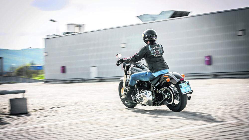 Für Irmgard Kirchner ist Harley-Davidson eine Herzensangelegenheit. Daher ließen wir sie die neue Softail Slim testen