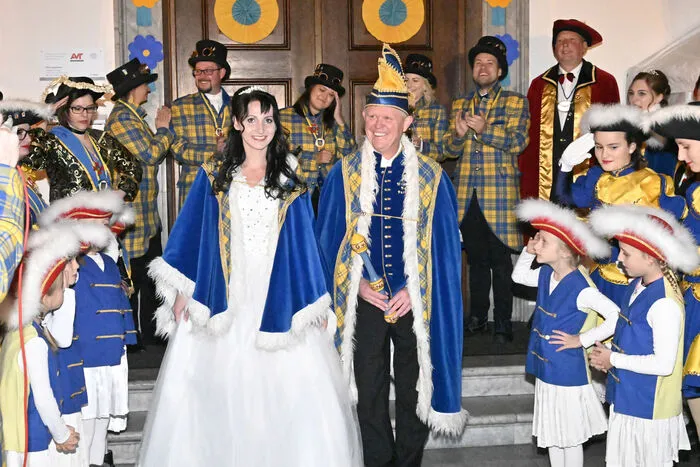 Prinzenpaar, Minister, Kinder- und Prinzengarde präsentierten sich den MillstätterInnen am Rathausplatz.