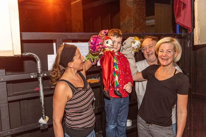 Petra Medved (links), Raoul Riegler und Christine Trausner (rechts), die Seelen hinter 100 Figuren des Grazer Kasperltheaters, präsentierten Hand- und Klappmaulpuppen, erklärten Spieltechnik und Handführung. „Es ist ein Stegreiftheater. Wir wissen, worum es in der Handlung geht, aber auf der Bühne ist es ähnlich wie beim Improtheater.“ Keine Aufführung gleicht der anderen, erklärt Kasperl Raoul Riegler.