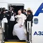 Papst Franziskus beim Abflug in Griechenland 