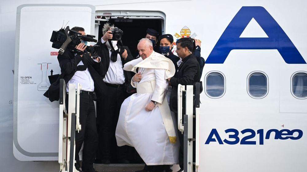 Papst Franziskus beim Abflug in Griechenland 
