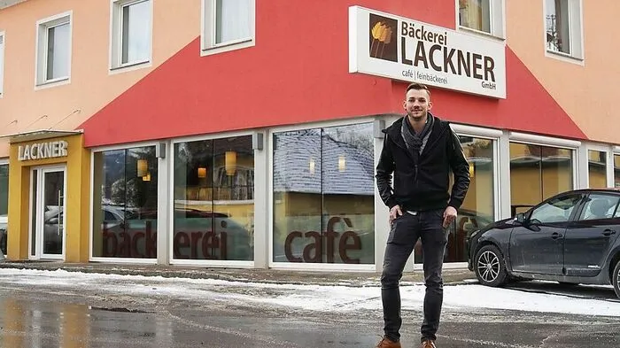 Dominik Schwaiger vor der Filiale in St. Michael 
