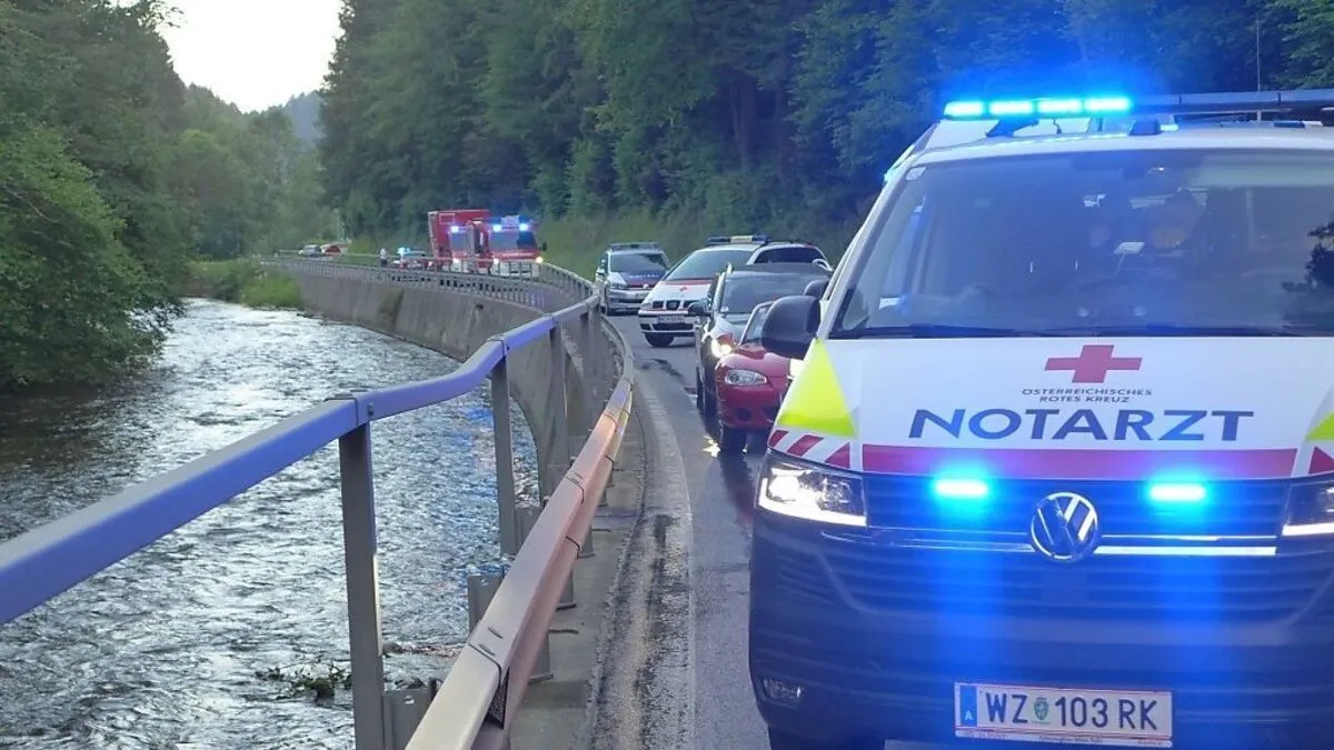 Bei einem tragischen Verkehrsunfall starb Sonntagabend ein 28-jähriger Mann aus dem Bezirk Weiz. Seine siebenjährige Tochter ist nun an den Folgen ihrer lebensgefährlichen Verletzungen im Krankenhaus gestorben.