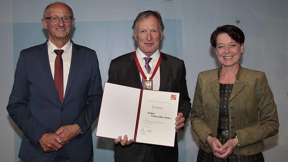 Franz Klammer mit Anton Mattle und Sonja Ledl-Rossmann, Präsidentin des Tiroler Landtages