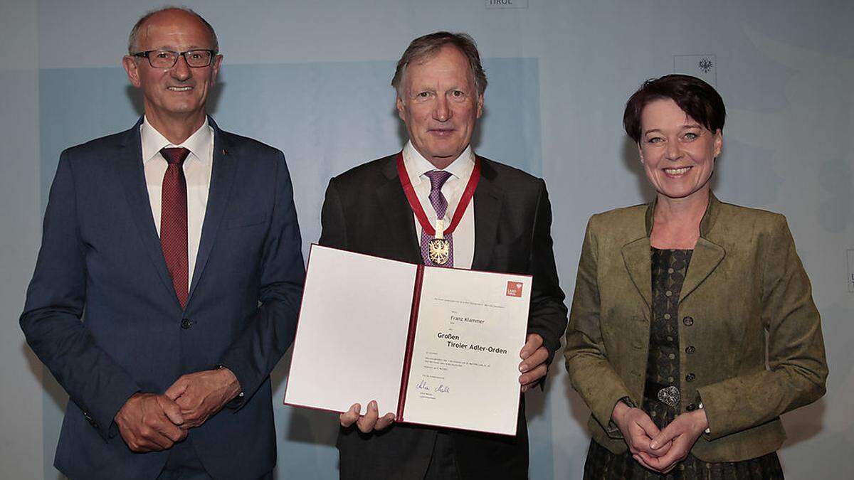 Franz Klammer mit Anton Mattle und Sonja Ledl-Rossmann, Präsidentin des Tiroler Landtages