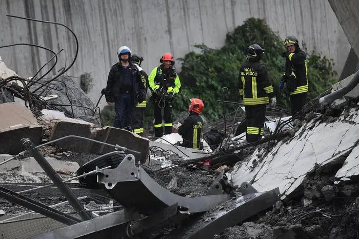 Laut Feuerwehr handelt es sich um den Ponte Morandi, der auch als Polcevera-Viadukt bezeichnet wird und unter anderem Gleisanlagen und ein Gewerbegebiet überquert.
