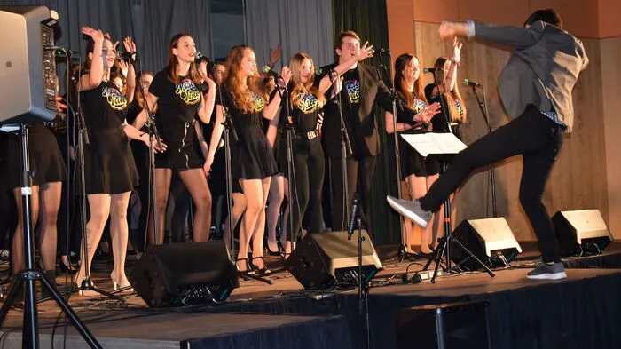 Der Schulchor Music &amp; Voice unter der Leitung von Max Stadler brachte den Turnsaal zum Beben.