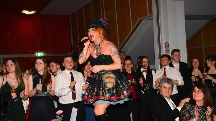 Überraschungsauftritt von Hannah beim Ball der HTBLVA Ferlach am Samstag