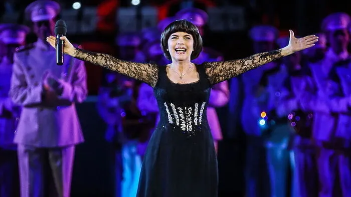 Mireille Mathieu bei einem Auftritt 2014 am Roten Platz in Moskau