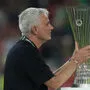 Jose Mourinho mit der Conference-League-Trophäe.