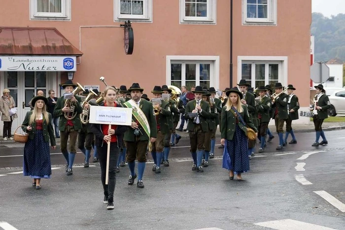 Weiters die angereiste Musikkapelle Pischelsdorf und...