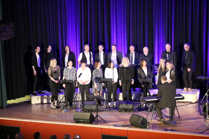 An die 500 Musikfans waren in das Kulturhaus der Krappfeld-Metropole gepilgert, um den Rock- und Popklängen der „Heli-Family“ unter Chorleiter Michael Gabernig zu lauschen. 