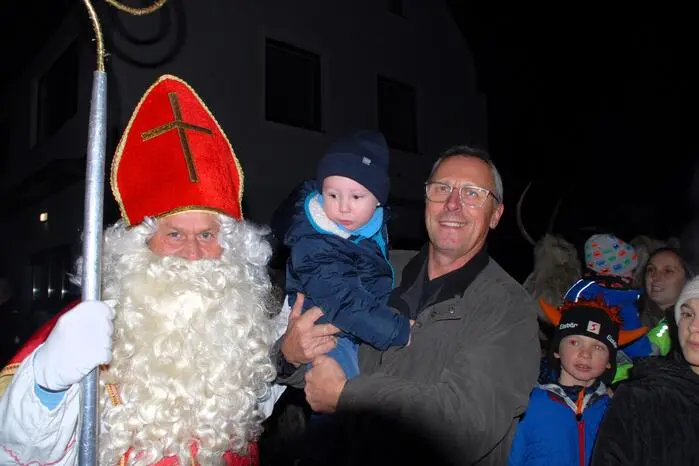 Grimmige Krampus-Gesellen und der Nikolaus sowie so manche Perchten waren im Dorf unterwegs, um die braven Kinder zu beschenken und die Bösen mit einer Rute zu belehren.