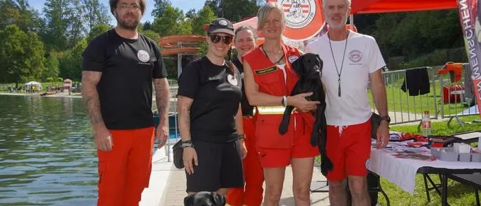 Auch die Rettungshundebrigade Hartberg-Fürstenfeld war beim Hundeschwimmen mit dabei und zeigte, was ihre Schützlinge leisten