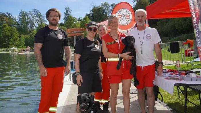 Auch die Rettungshundebrigade Hartberg-Fürstenfeld war beim Hundeschwimmen mit dabei und zeigte, was ihre Schützlinge leisten