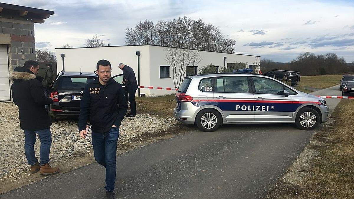 Die Polizei riegelte den Tatort in Maierhofen weiträumig ab.