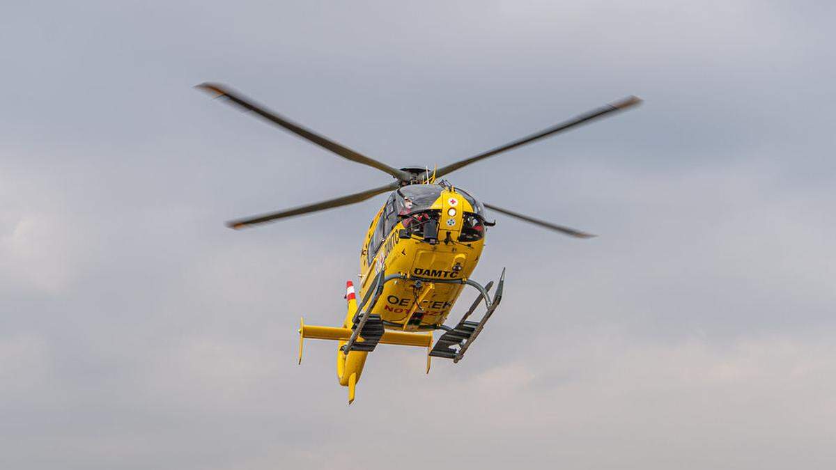 Der Rettungshubschrauber flog den Mann ins Krankenhaus