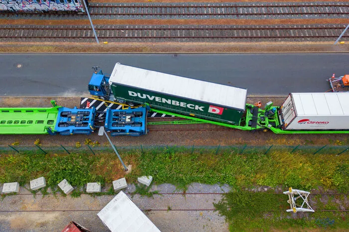 Der Güterwagen schwenkt einfach zur Seite, sodass das Zugfahrzeug den Anhänger auf den Waggon schieben kann