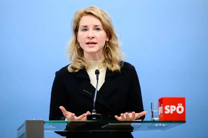 ABD0207_20250103 - WIEN - ÖSTERREICH: SPÖ-Frauensprecherin Eva-Maria Holzleitner und SPÖ-Sozialsprecher Josef Muchitsch am Freitag, 03. Jänner 2025, anlässlich eines Statements zu den geplatzten Regierungsverhandlungen in Wien. - FOTO: APA/MAX SLOVENCIK