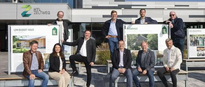 Eröffnung der Wanderausstellung „Holzbaupreis on Tour“ vor der HTL in Zeltweg
