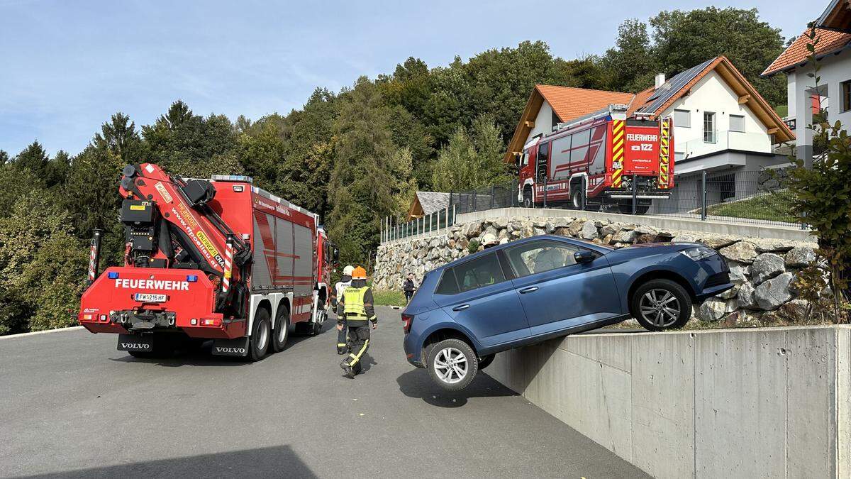 Der Fahrzeuglenker blieb auf der Stützmauer hängen