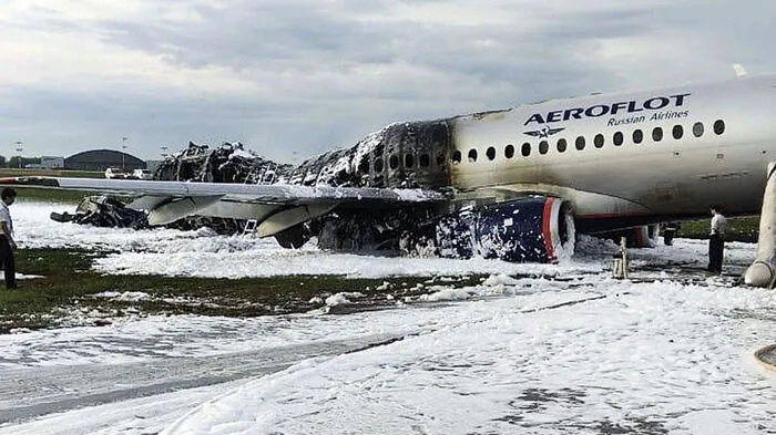 Nach dem Brand eines russischen Passagierjets am Moskauer Flughafen Scheremetjewo mit 41 Toten rätseln die Ermittler weiter über die genaue Unfallursache.  