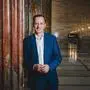 Hohe Hallen, schwere Aufgabe: Ernst Gödl in der imposanten Säulenhalle des Parlaments
