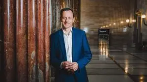 Hohe Hallen, schwere Aufgabe: Ernst Gödl in der imposanten Säulenhalle des Parlaments