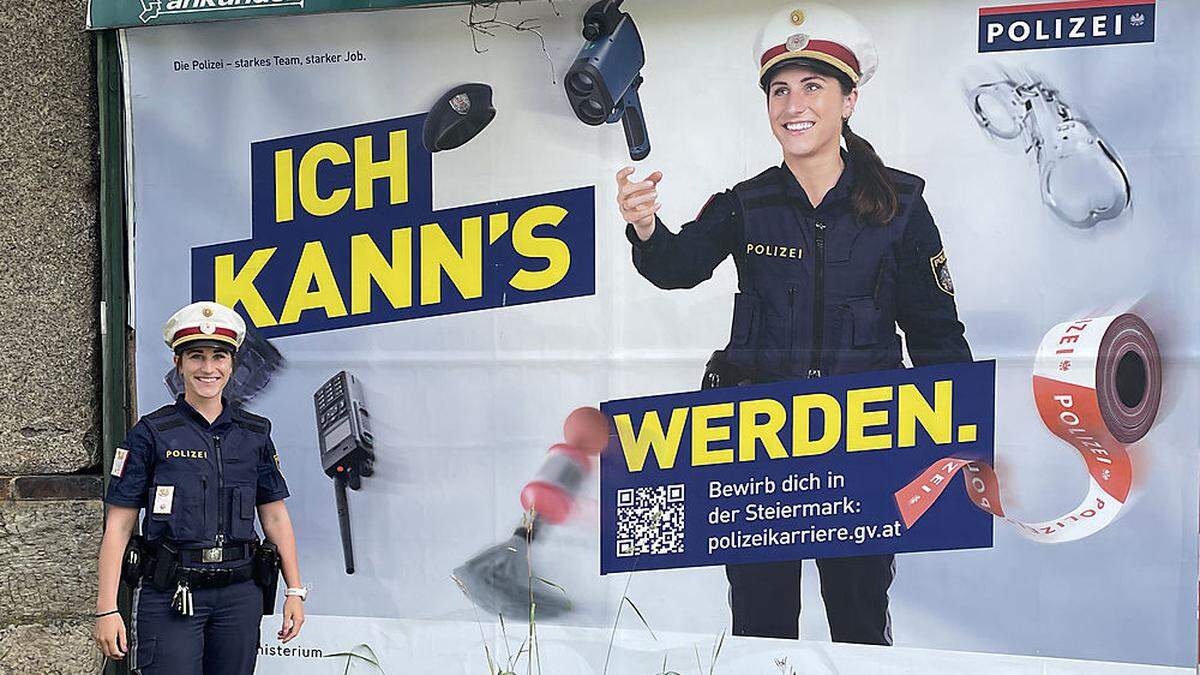 Carina Gruber in zweifacher Ausführung: auf und vor der Plakatwand in Vordernberg