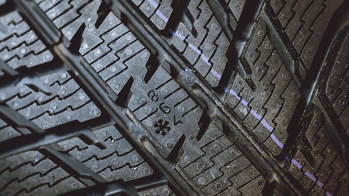 Die Reifen von fünf Pkws wurden am Wochenende von einem Unbekannten aufgestochen