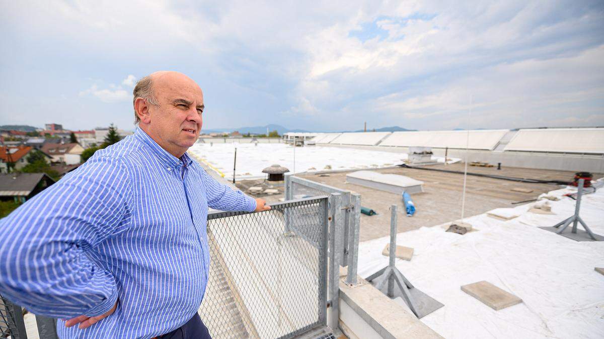Heinz Achatz, umgeben von Planen auf dem Dach seines Einkaufszentrums