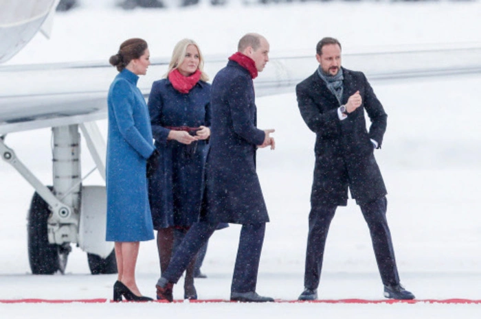 Sie wurden am Flughafen von Oslo von der norwegischen Kronprinzessin Mette Marit und Kronprinz Haakon in Empfang genommen.