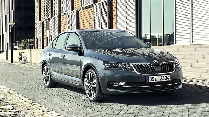 Ab Jahresende fahren Limousine und Kombi des Skoda Octavia mit einer neu gestalteten Front- und Heckpartie vor.