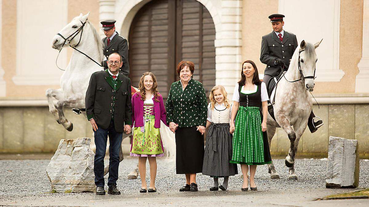 Andrea Kiegerl (rechts) übernimmt ab 1. März das Trachtengeschäft von Sieglinde Pachatz (Mitte)