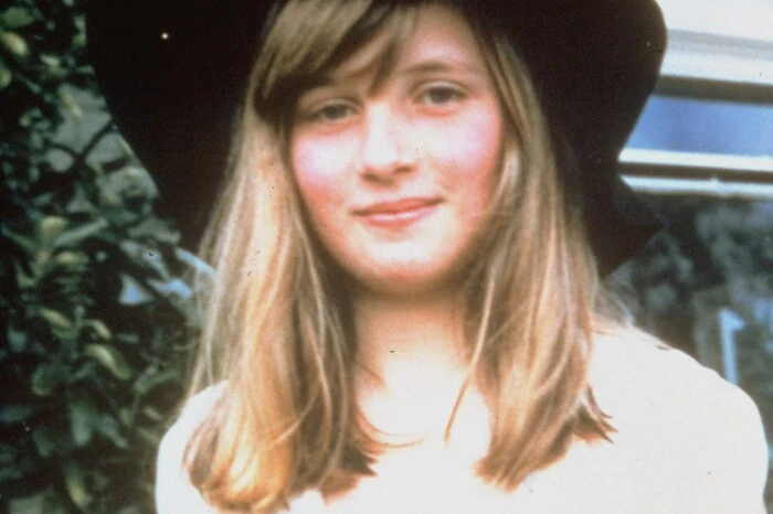 Doch alles von Beginn an: Am 1. Juli 1961 wurde die spätere Prinzessin von Wales als Lady Diana Frances Spencer auf dem königlichen Gut Sandringham geboren. Ihre Kindheit - hier ist sie als Zehnjährge zu sehen - bezeichnete sie selbst als "unglücklich".