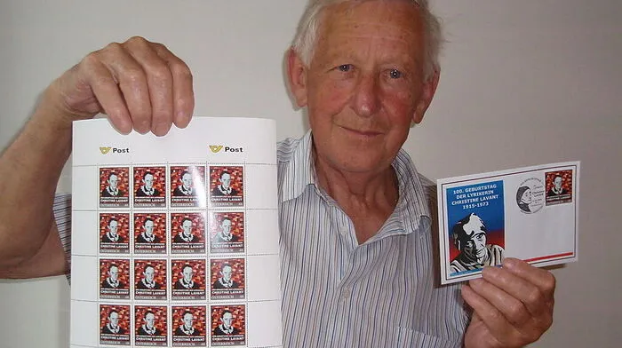 Otto Poms, Obmann des Markenvereins Frantschach- St. Gertraud, mit der Marke und dem Sonderkuvert