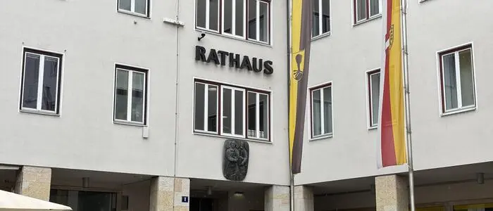 Blick auf ein Gebäude mit der Aufschrift „Rathaus“