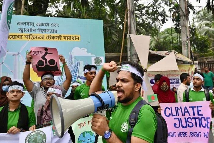 In Bangladesch haben sich gegen Mittag (Ortszeit) in mehreren Städten hunderte AktivistInnen versammelt. Das dicht besiedelte Land am indischen Ozean ist besonders durch den Anstieg des Meeresspiegels bedroht. In der Hauptstadt Dhaka lautet die Parole daher "Climate Justice - right here, right now!".