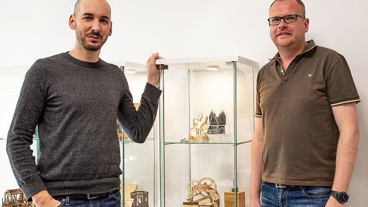 Richard Stocker und sein Geschäftspartner Christian Dobernig (von links) mit lasergravierten Mustern