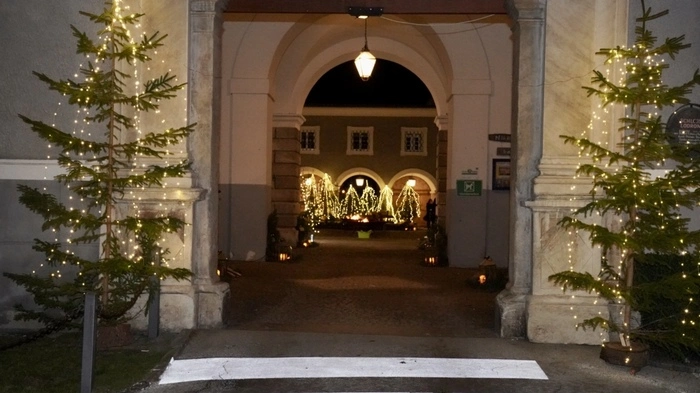 Einladend - das Entrée zum Innenhof des Schlosses Lodron, wo bewirtschaftete Hütten aufgestellt wurden und Feuerschalen wärmen.