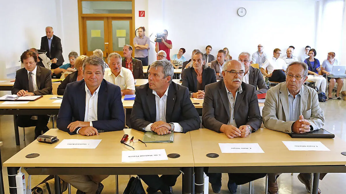 Die angeklagten Gemeinderäte mit Ex-SPÖ-Bürgermeister Gerhard Köfer (links)