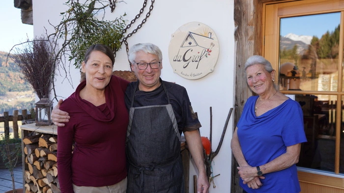 Kerstin Illgner und Christian Tempel haben viel Zeit und Geld investiert, damit ihr Gasthaus nun erstrahlen kann. Es befindet sich in Kleinhattenberg 3, 9854 Malta.Geöffnet ist es donnerstags bis samstags, von 10 bis 22 Uhr.Telefon 0680-555 53 84. 