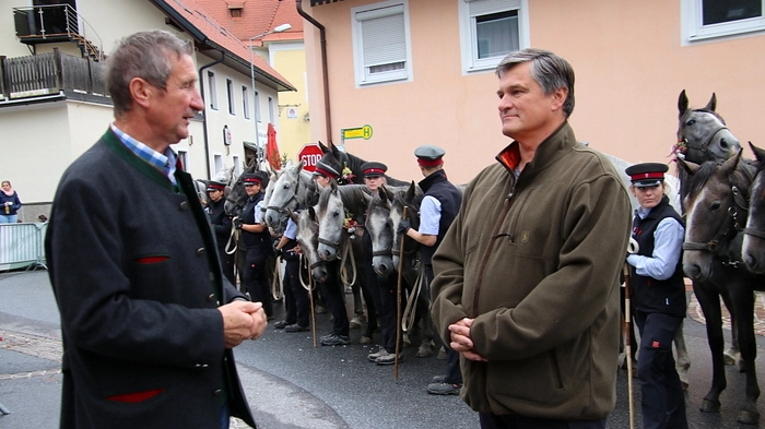 Angeführt von Hofreitschule-Geschäftsführer Erwin Klissenbauer, Amtstierarzt Peter Eckhardt, Obergestütsmeister Erwin Movia und den Brendl-Stationsleitern Franz Krienzer und Sebastian Freigassner, hielten die edlen Tiere am Dorfplatz in Kainach Rast, wo sie von Bürgermeister Viktor Schriebl begrüßt wurden.  