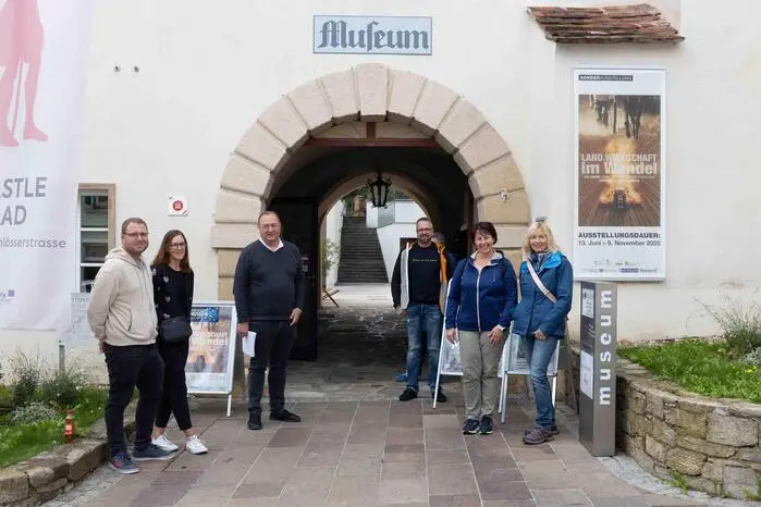 Ins Leben gerufen wurde das Projekt vom bekannten Street-Art-Künstler Nikolaus Schuller alias Nychos, der aus Hartberg stammt und weltweit für seine einzigartige Anatomie-Graffiti-Kunst bekannt ist.
